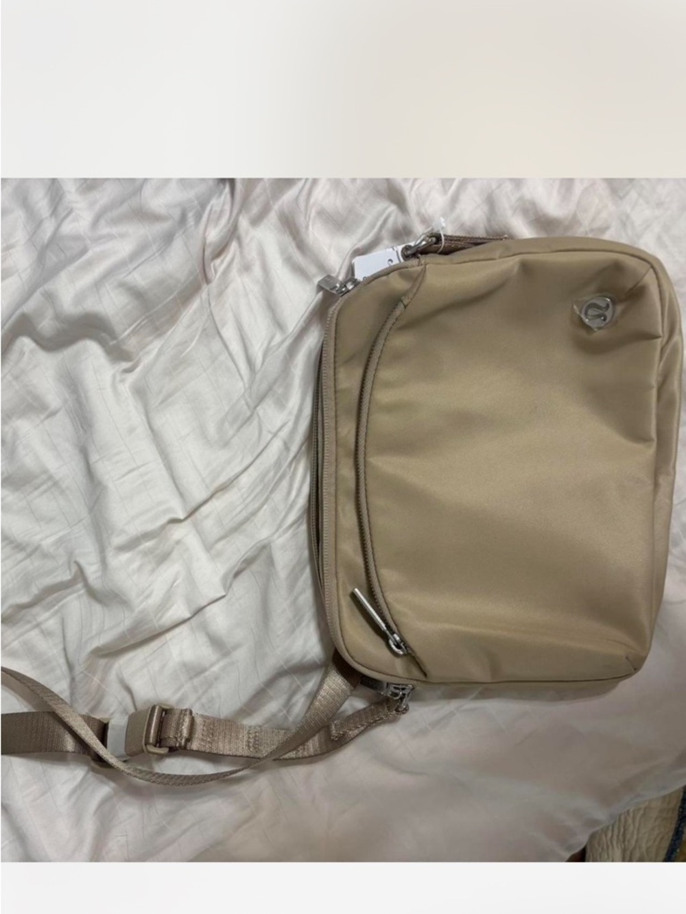 Lululemon purse! Never used. Got as a gift, and just never used.